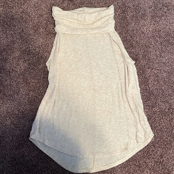 Sleeveless Turtle Neck - Picture 1 of 2